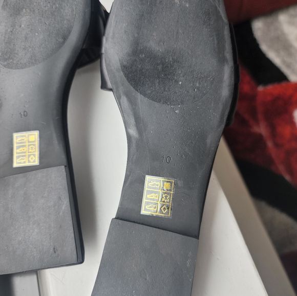 Jeffrey Campbell Black sandals with gold link details, size 10. - Picture 5 of 9